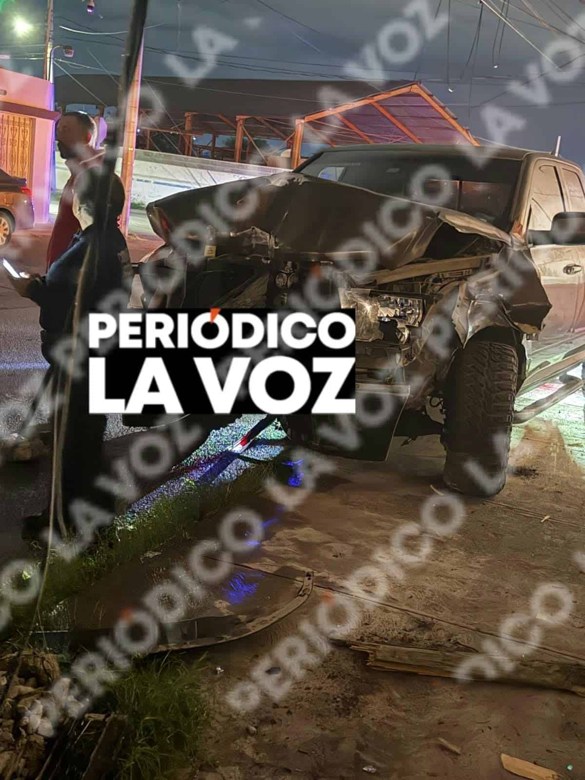 Derriba poste y abandona camioneta