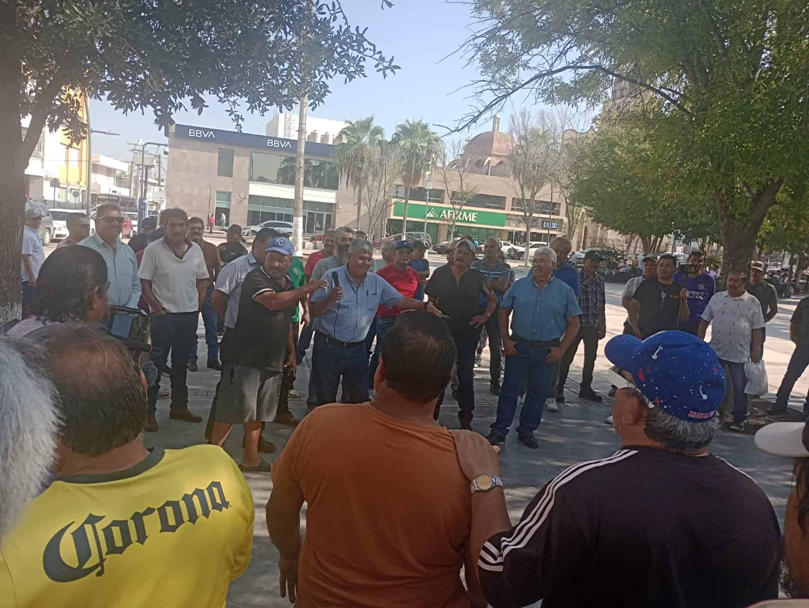 Definen obreros de AHMSA duraci&oacute;n de plant&oacute;n en el Z&oacute;calo tras reuni&oacute;n laboral