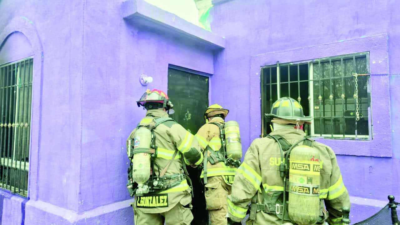 Bomberos salvan a perro atrapado en incendio en colonia Analco