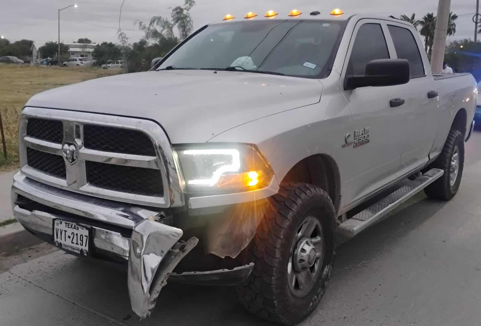 Joven de 17 a&ntilde;os choca su camioneta contra un autom&oacute;vil en Ciudad Acu&ntilde;a