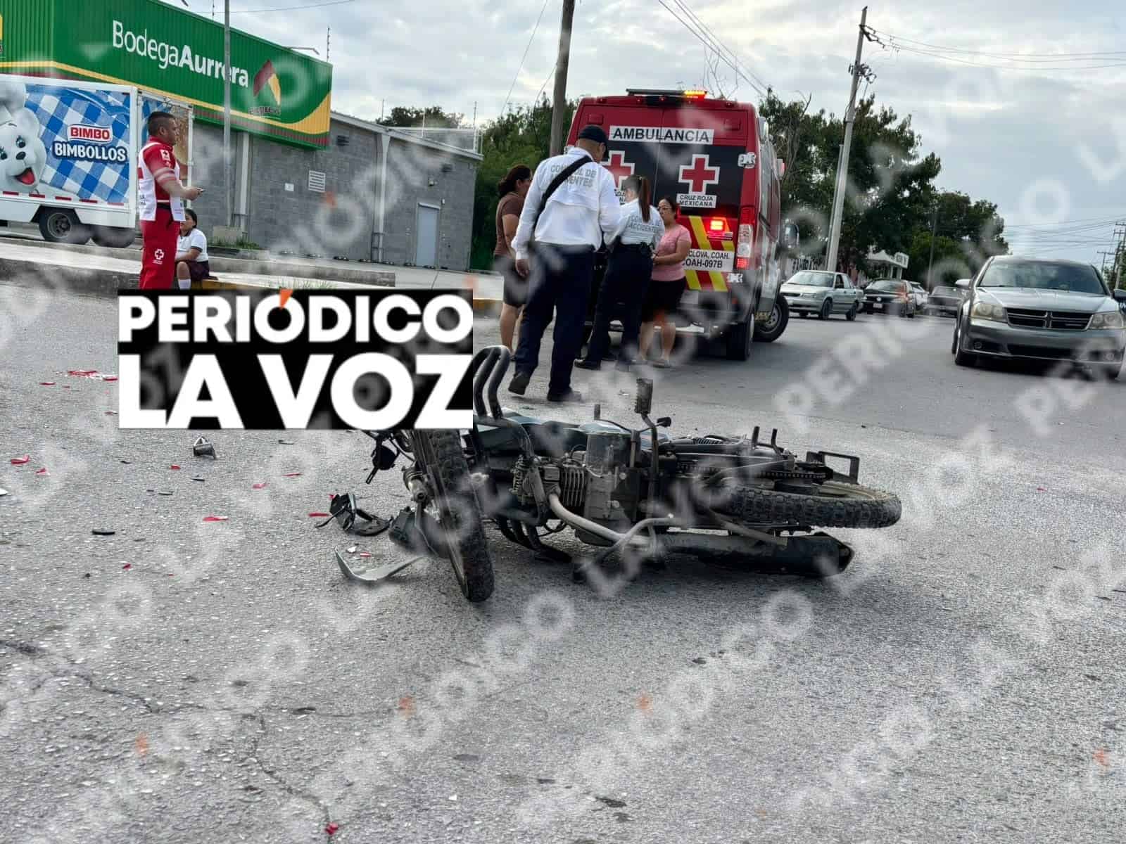 Le quita el paso y manda a volar a motociclista