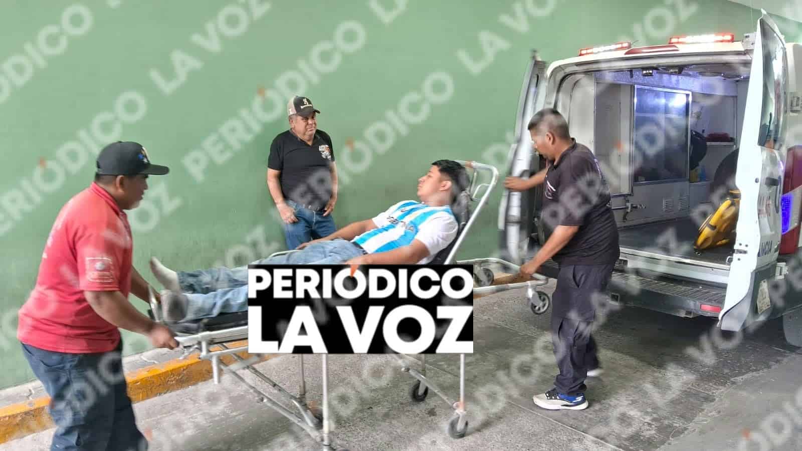 El motociclista fue auxiliado por rescatistas y trasladado a la Clínica 7 del IMSS para recibir atención médica.