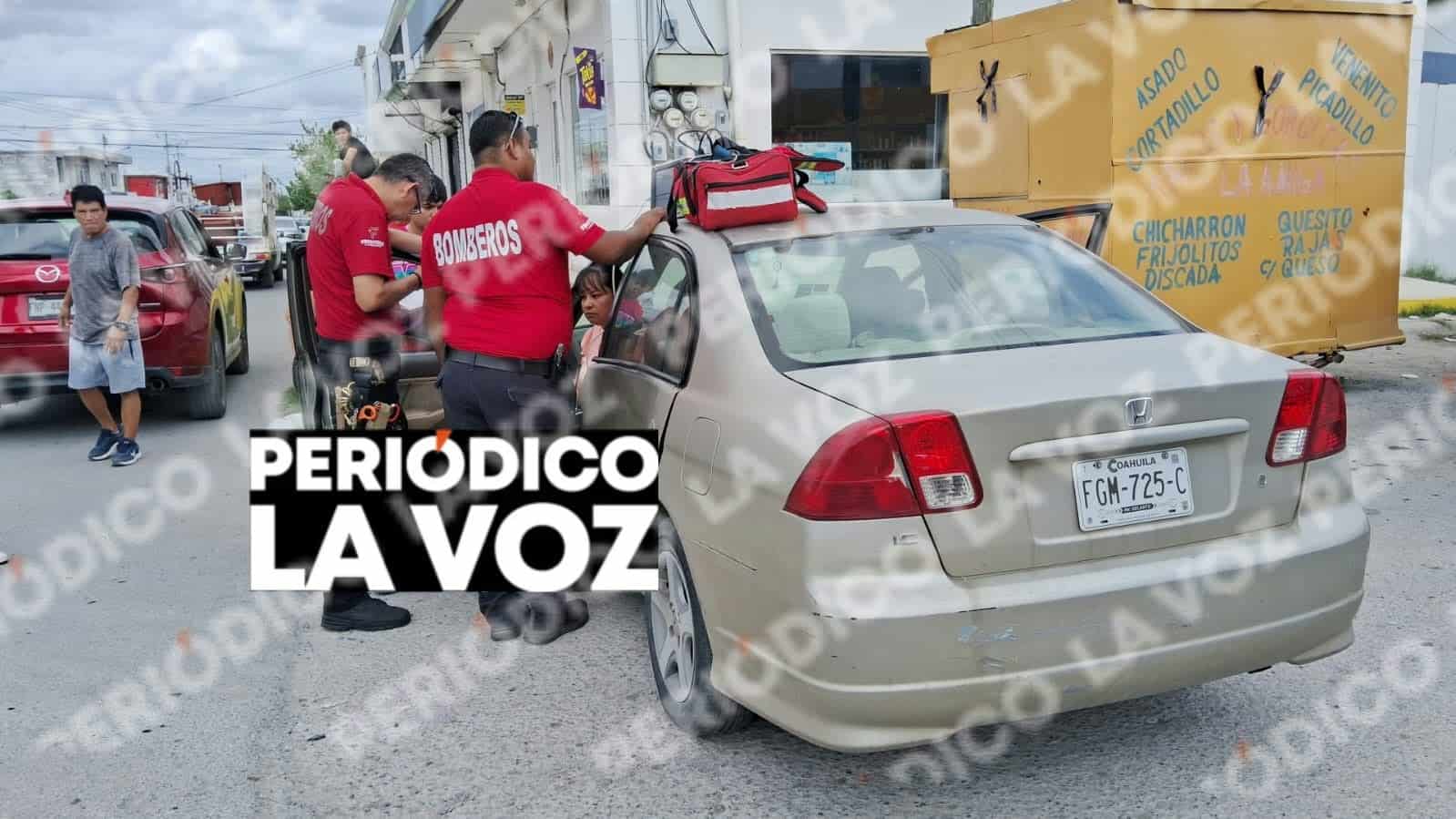Se echa de reversa, choca y lesiona a conductora