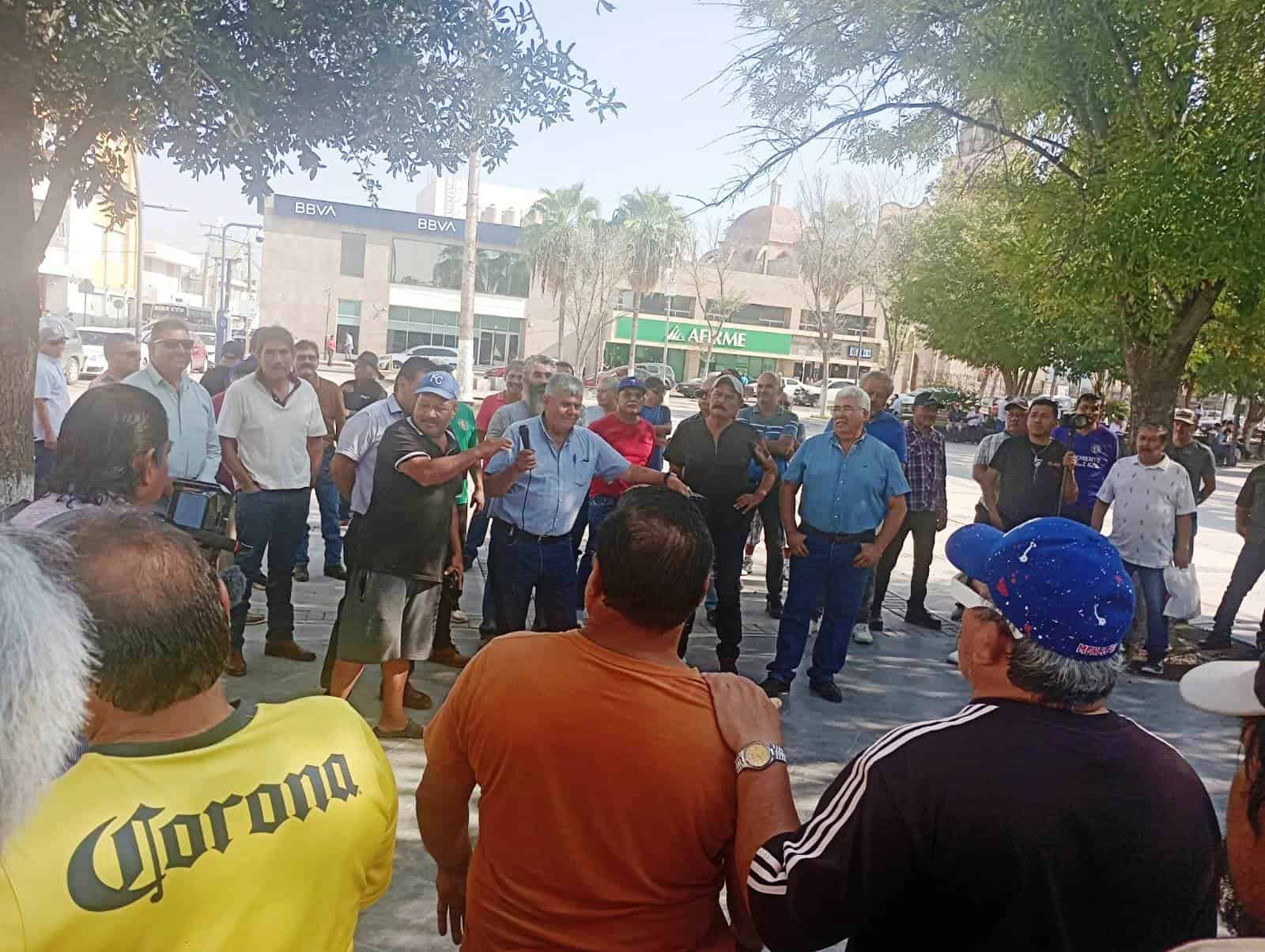 Trabajadores de AHMSA mantienen plant&oacute;n en Z&oacute;calo