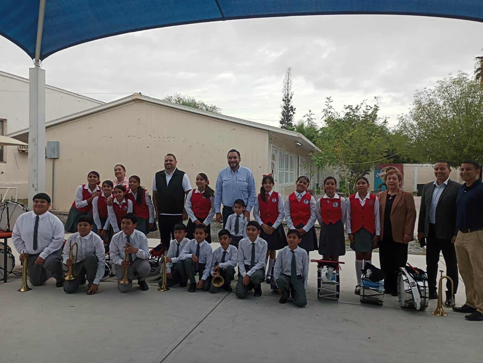 Carlos Villarreal P&eacute;rez entrega instrumentos musicales a la Escuela Cuauht&eacute;moc en Monclova
