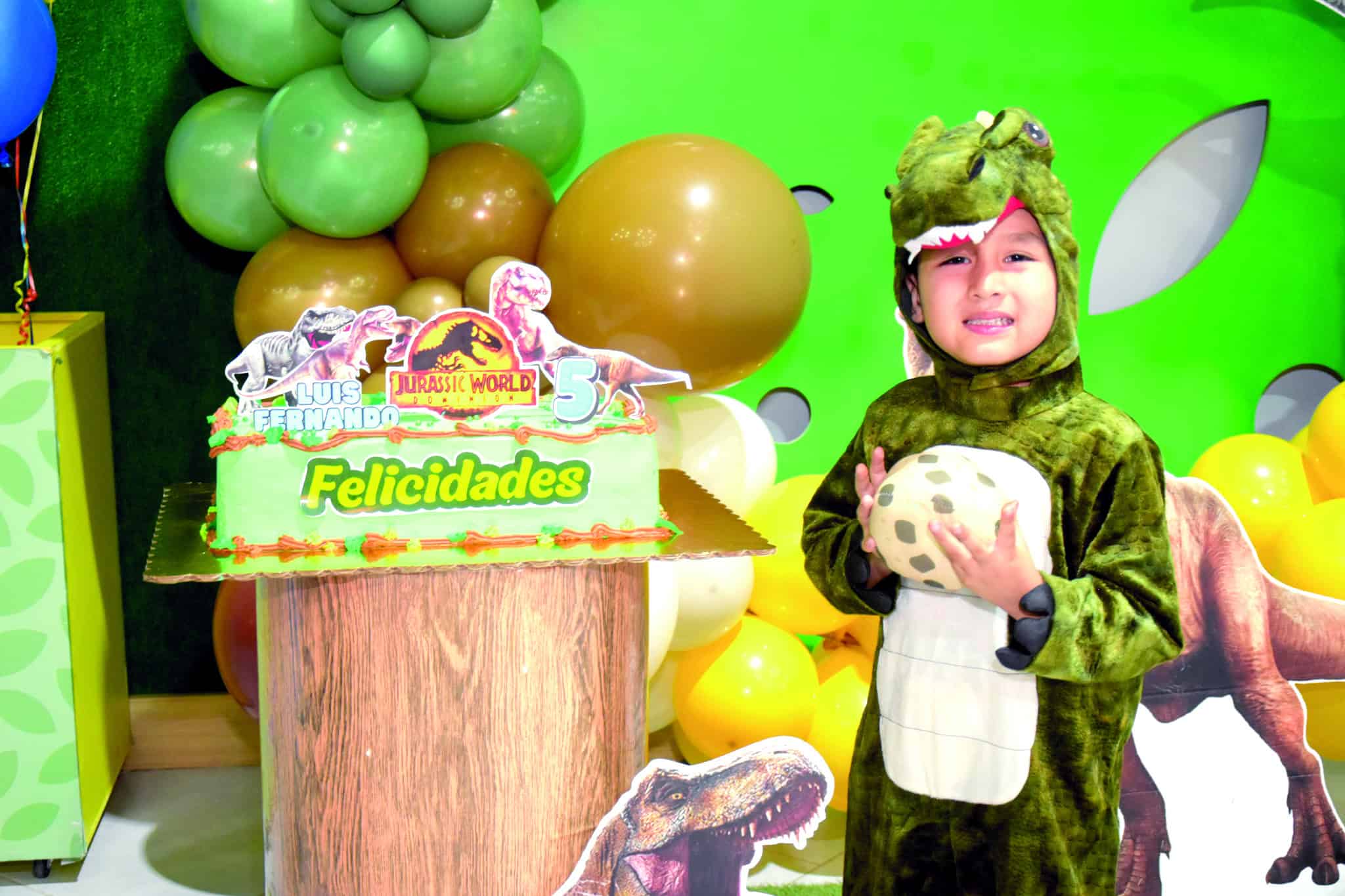Luis Fernando Galv&aacute;n festeja su cumplea&ntilde;os con tem&aacute;tica jur&aacute;sica