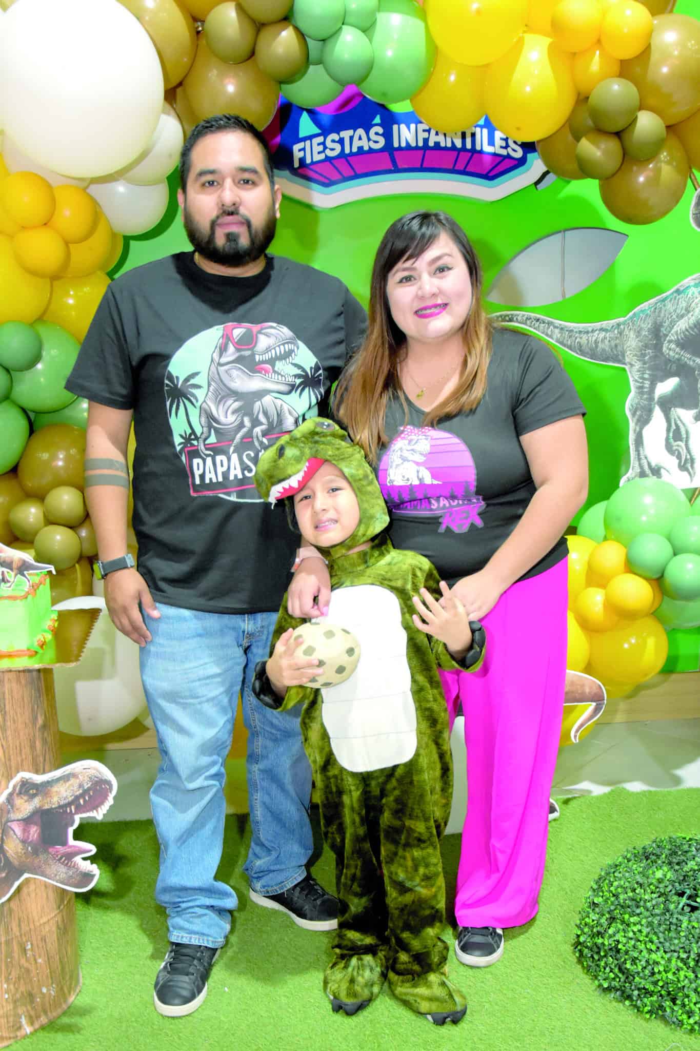 Luis Fernando Galv&aacute;n festeja su cumplea&ntilde;os con tem&aacute;tica jur&aacute;sica