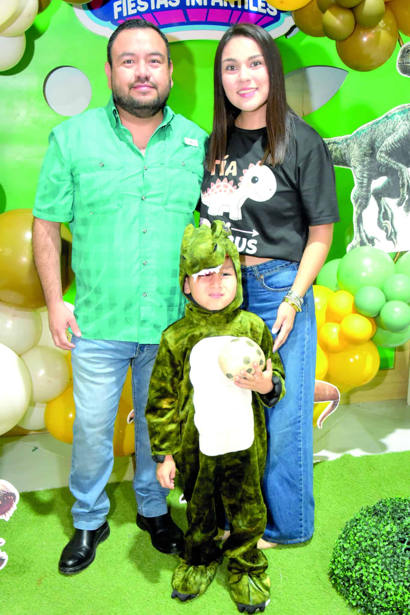 Luis Fernando Galv&aacute;n festeja su cumplea&ntilde;os con tem&aacute;tica jur&aacute;sica