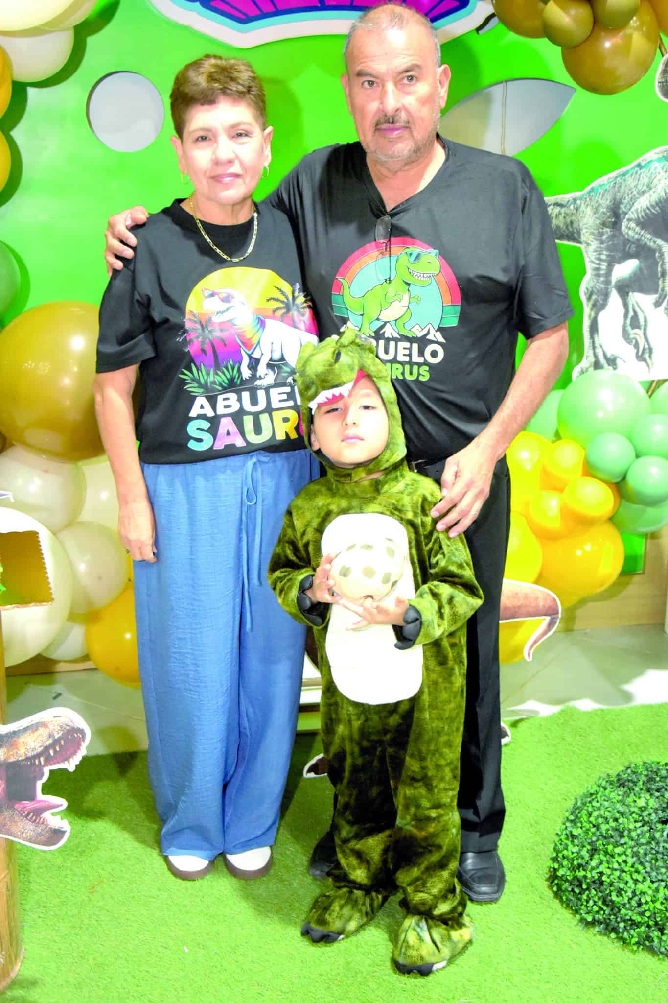 Luis Fernando Galv&aacute;n festeja su cumplea&ntilde;os con tem&aacute;tica jur&aacute;sica