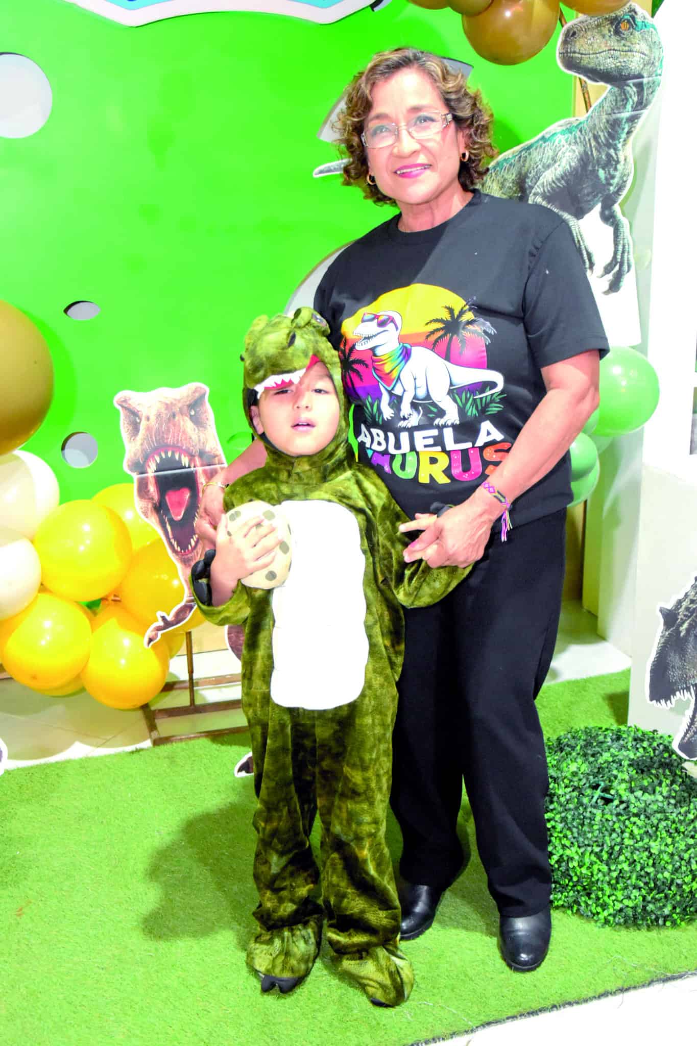 Luis Fernando Galv&aacute;n festeja su cumplea&ntilde;os con tem&aacute;tica jur&aacute;sica