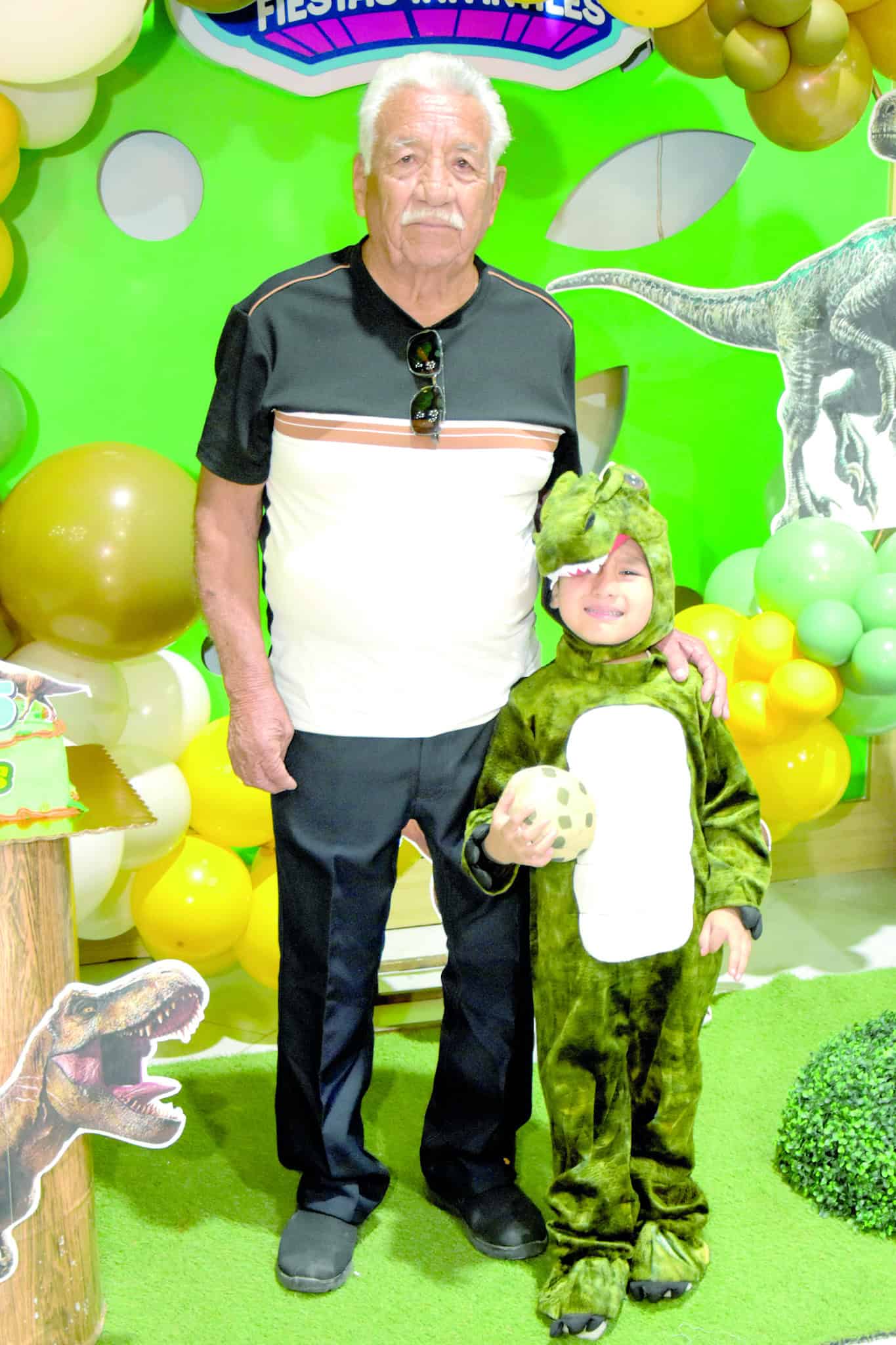 Luis Fernando Galv&aacute;n festeja su cumplea&ntilde;os con tem&aacute;tica jur&aacute;sica