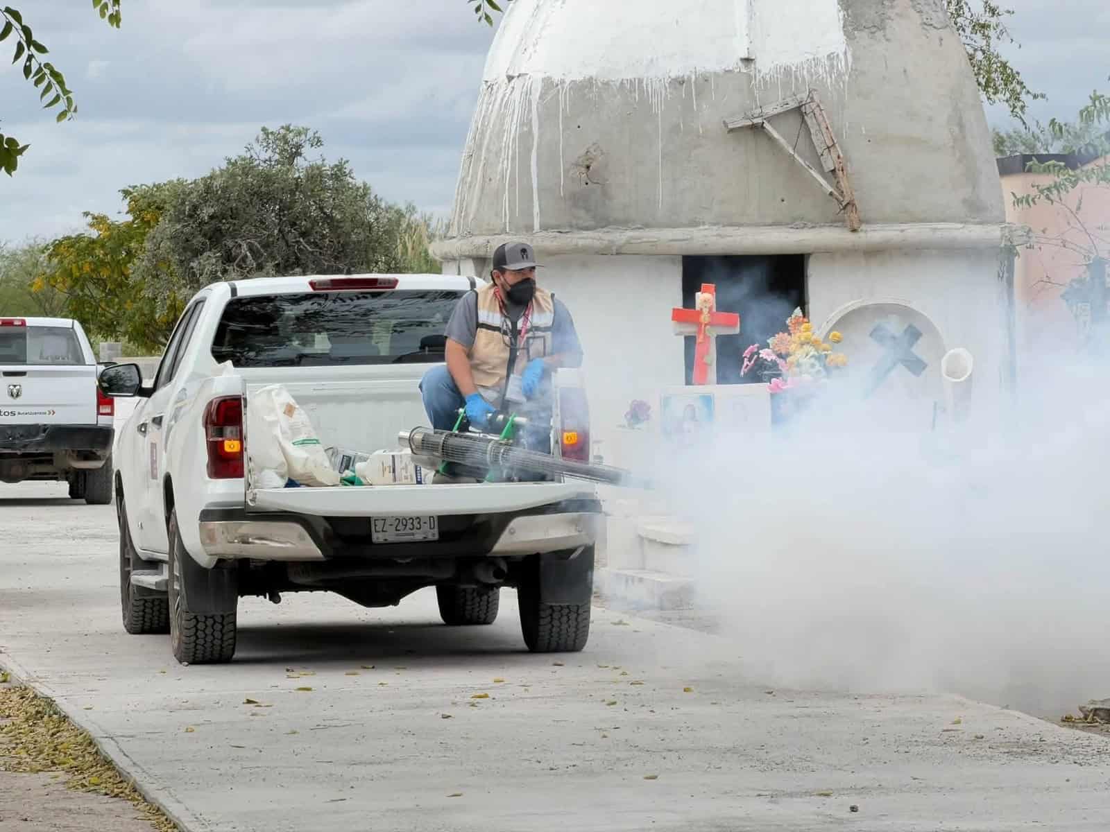 Comienza fumigaci&oacute;n de panteones previo al D&iacute;a de Muertos