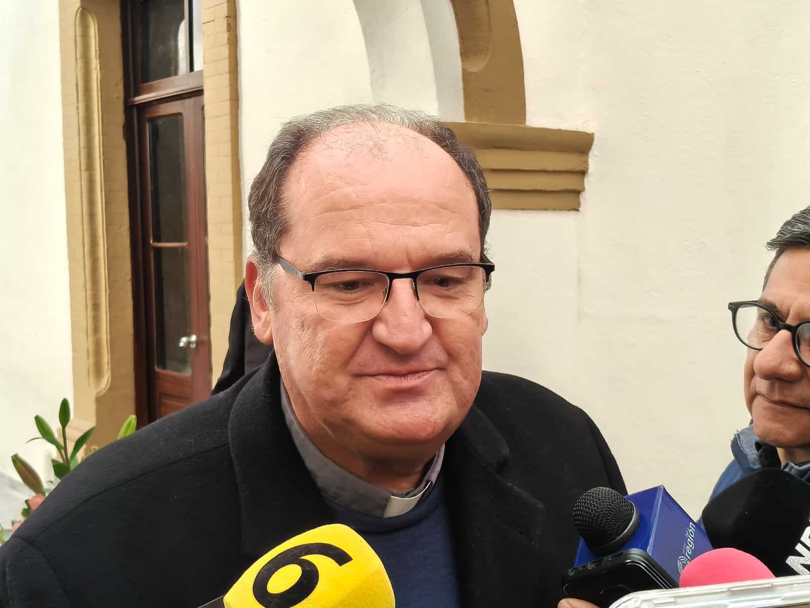 Hilario González promueve disfraces de santos en Saltillo