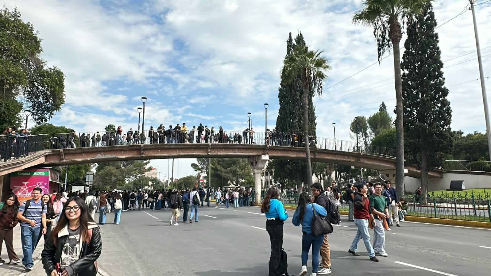 Estudiantes del ITS bloquean bulevar Venustiano Carranza: Exigen transparencia