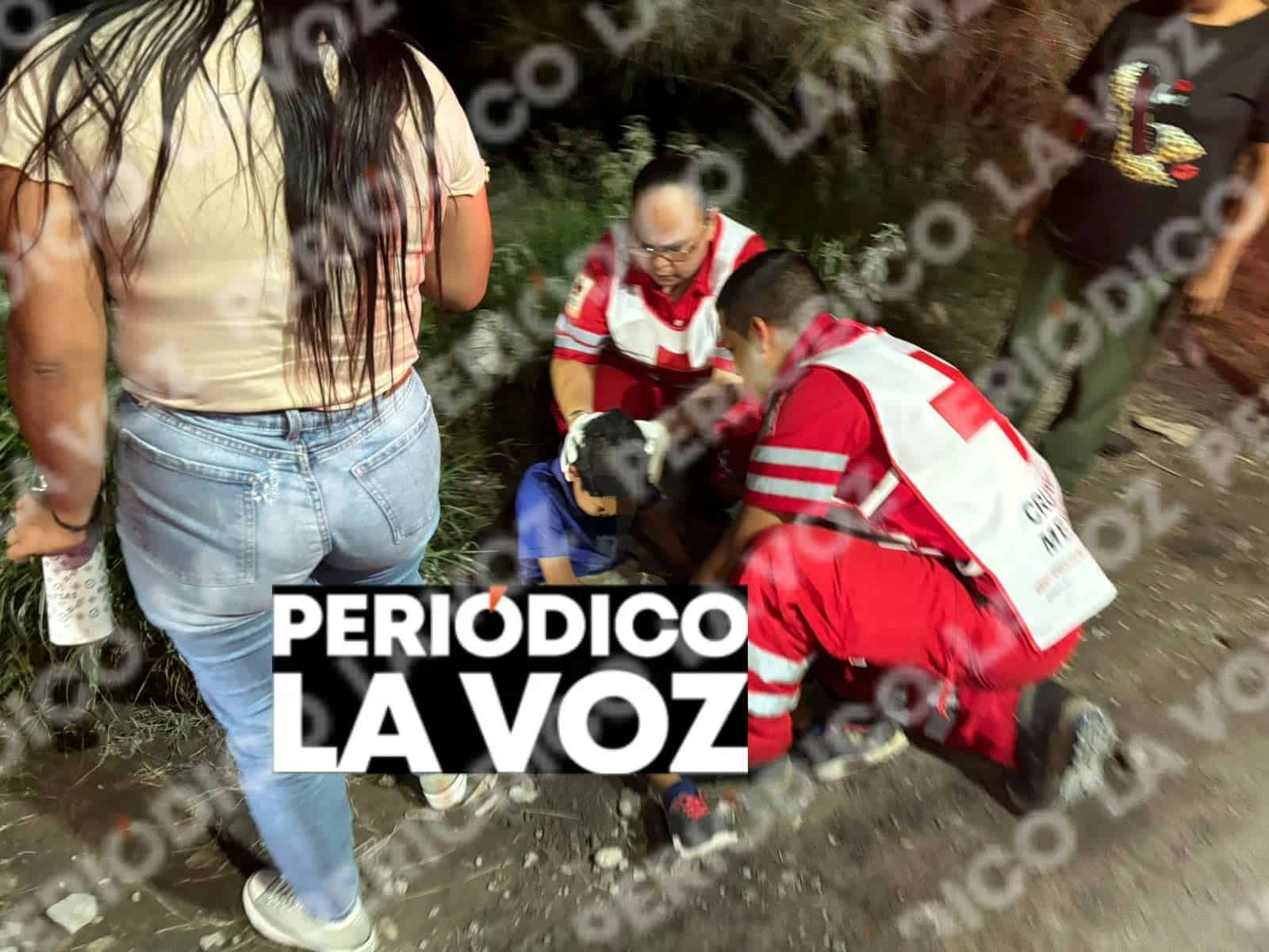Ni&ntilde;o cae de moto al esquivar a un perro