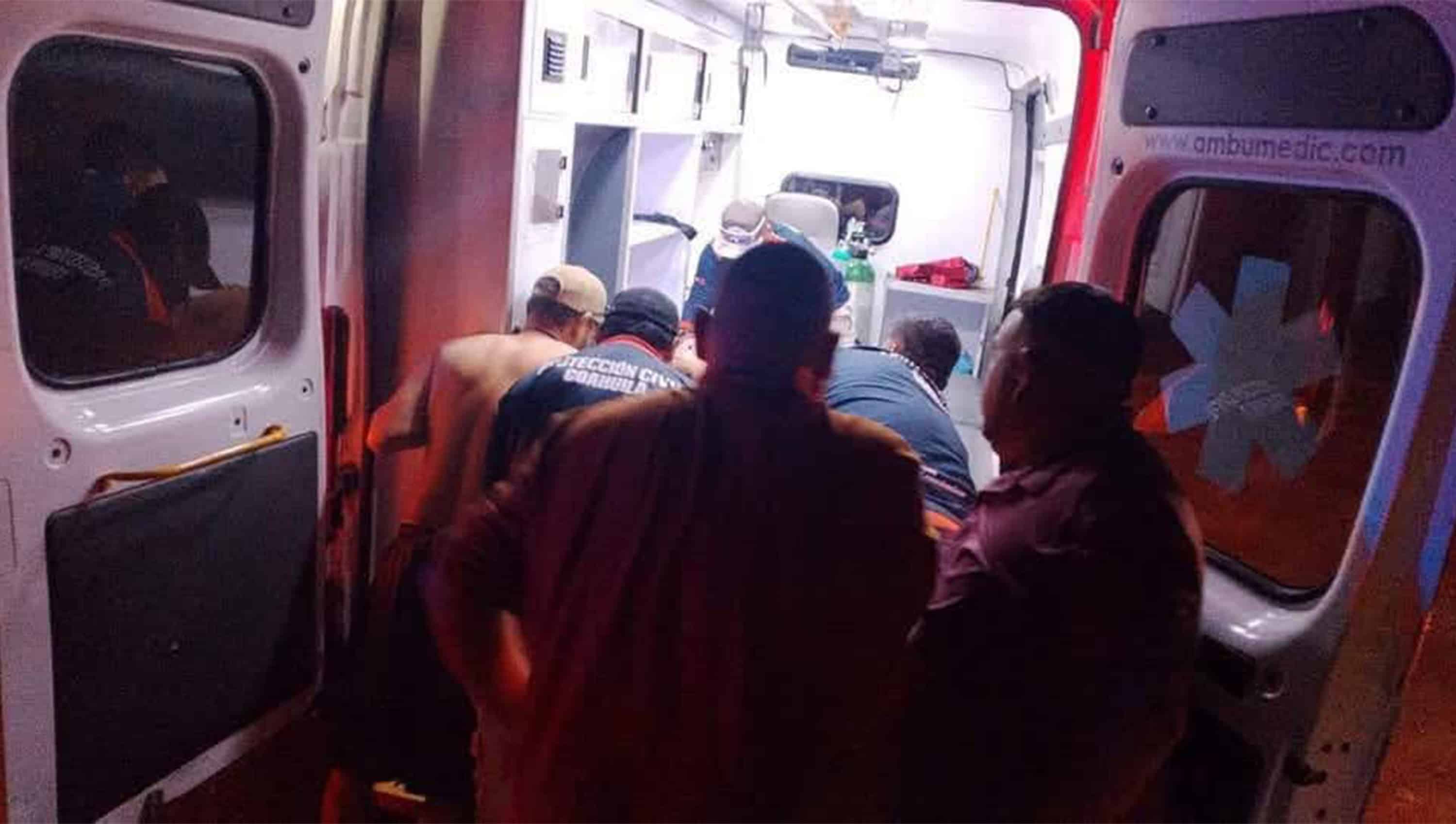 Conductor resulta lesionado tras volcar camioneta en carretera Allende–Villa Uni&oacute;n