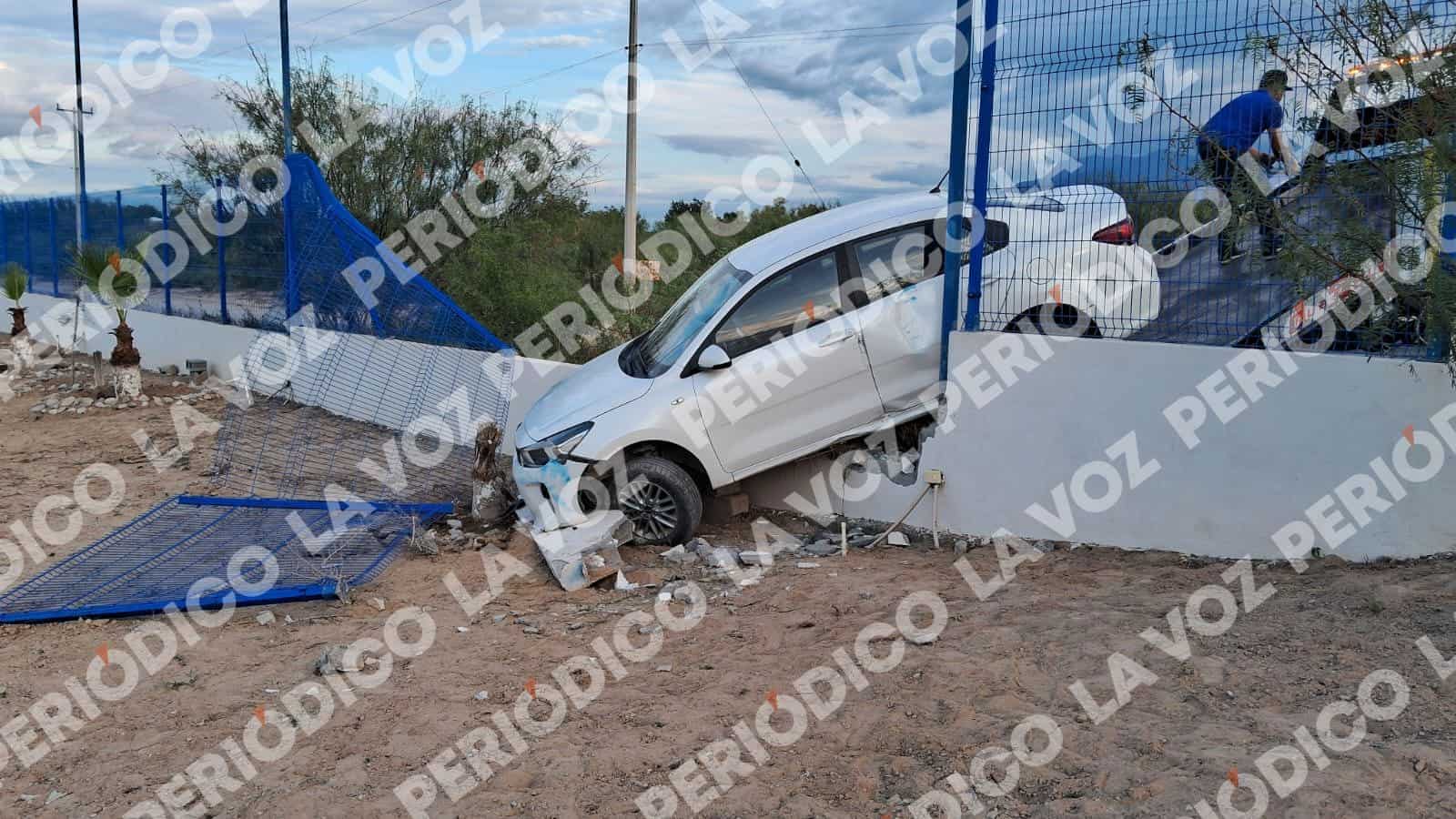 Joven conductor choca su auto contra barda del hospital San Mar&iacute;n en Monclova