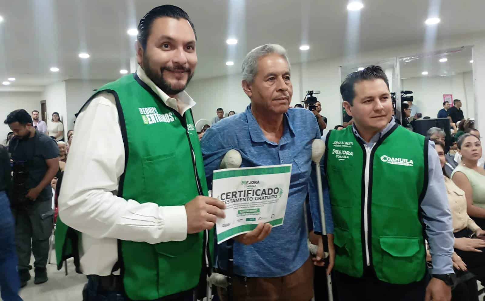 Carlos Villarreal entrega 150 testamentos a familias en Monclova