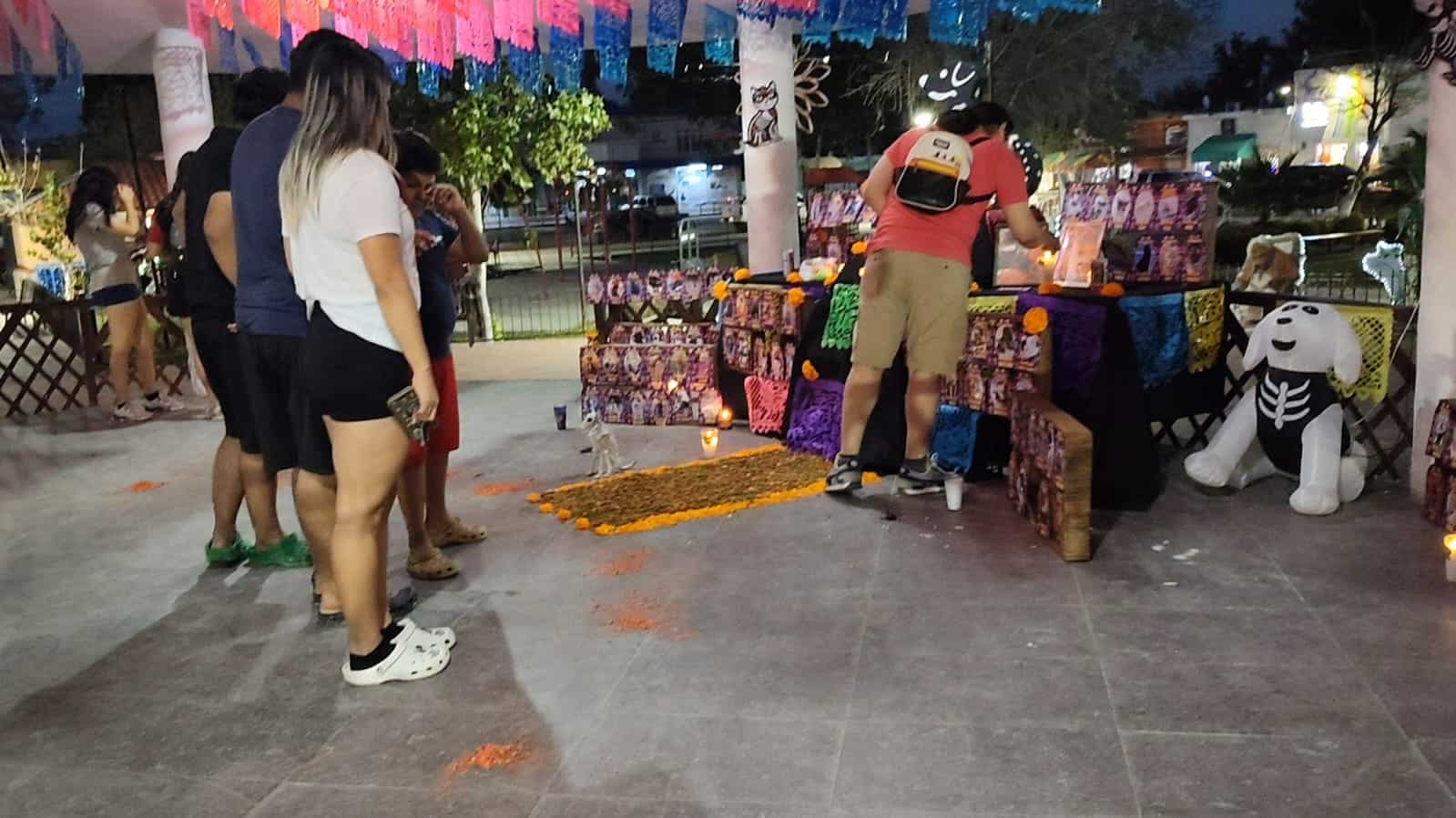 Fotografías de mascotas fallecidas formaron parte del altar instalado en Nava para recordar a los animales que dejaron huella en sus familias.