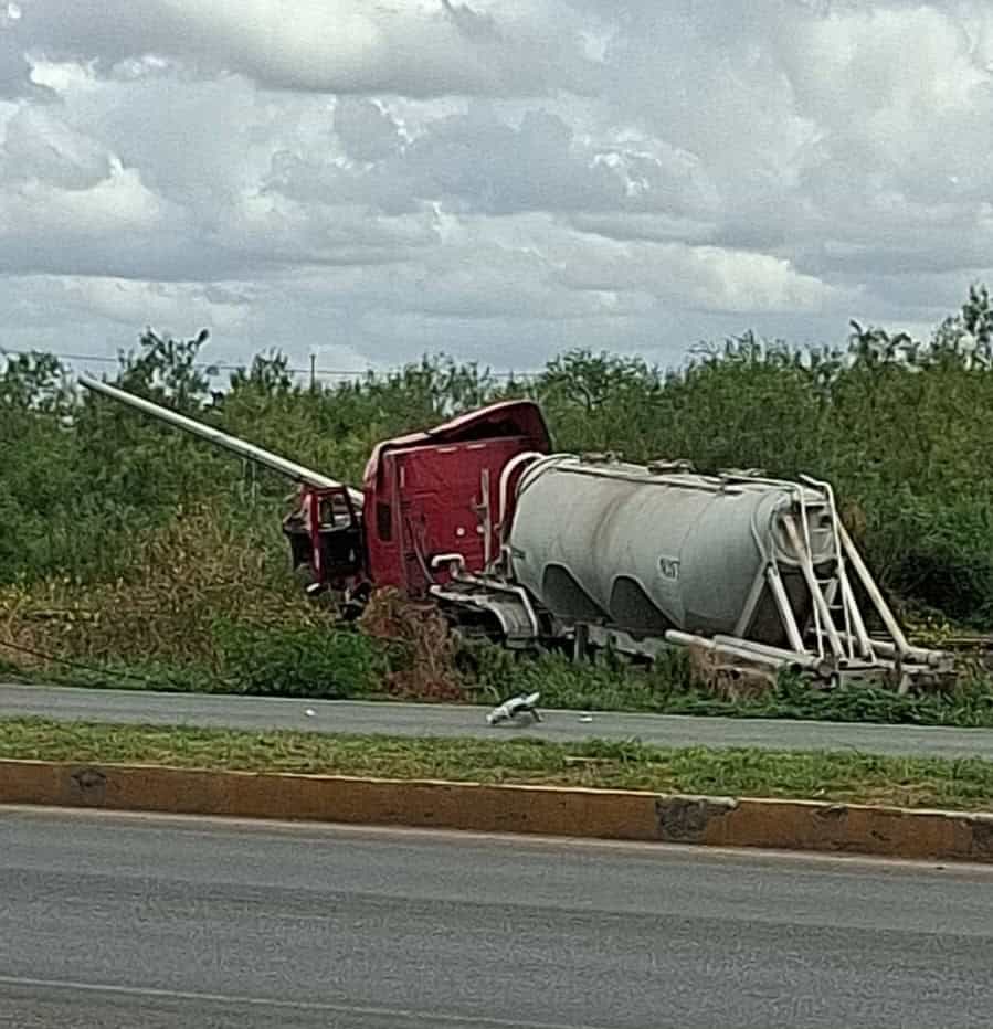Cae tráiler sobre vías del tren en la ruta fiscal de Piedras Negras Cae tráiler sobre vías del tren en la ruta fiscal de Piedras Negras