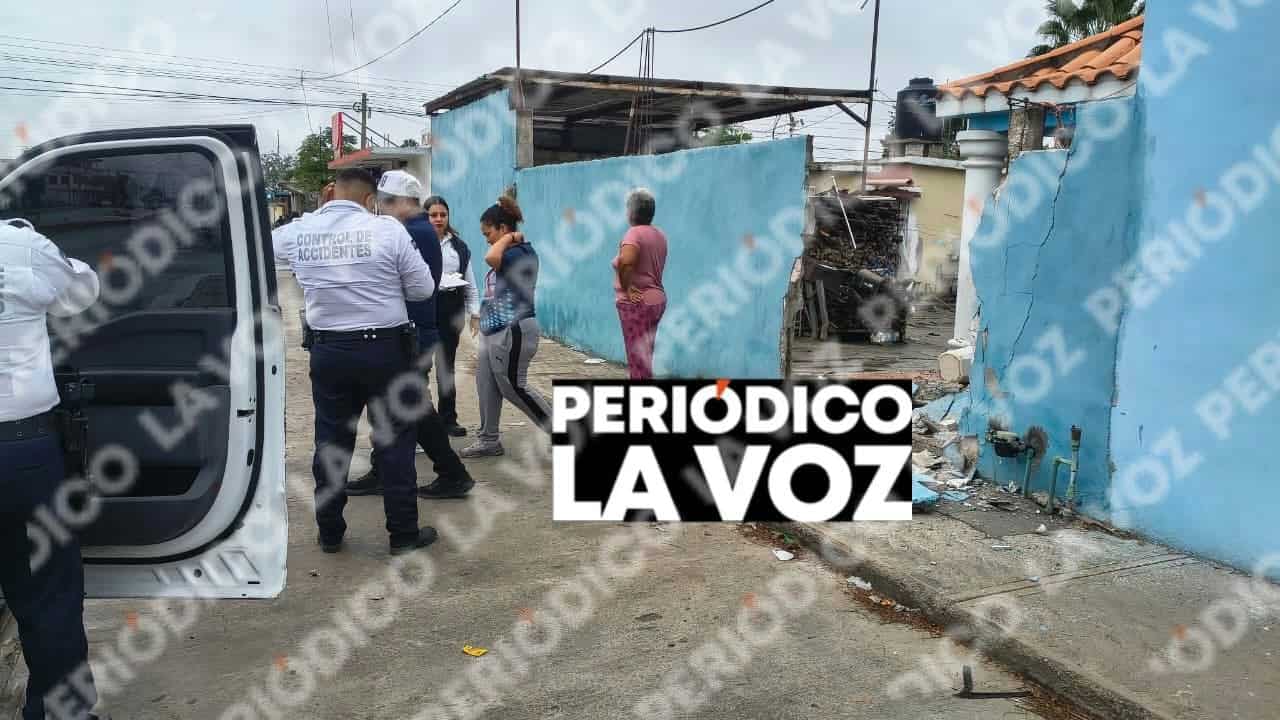 Tumba barda con camioneta en la 21 de Marzo