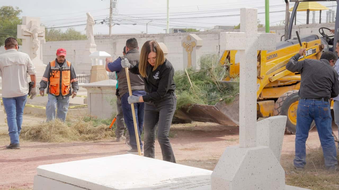Sari P&eacute;rez Cant&uacute; encabeza limpieza del Pante&oacute;n Municipal en Frontera