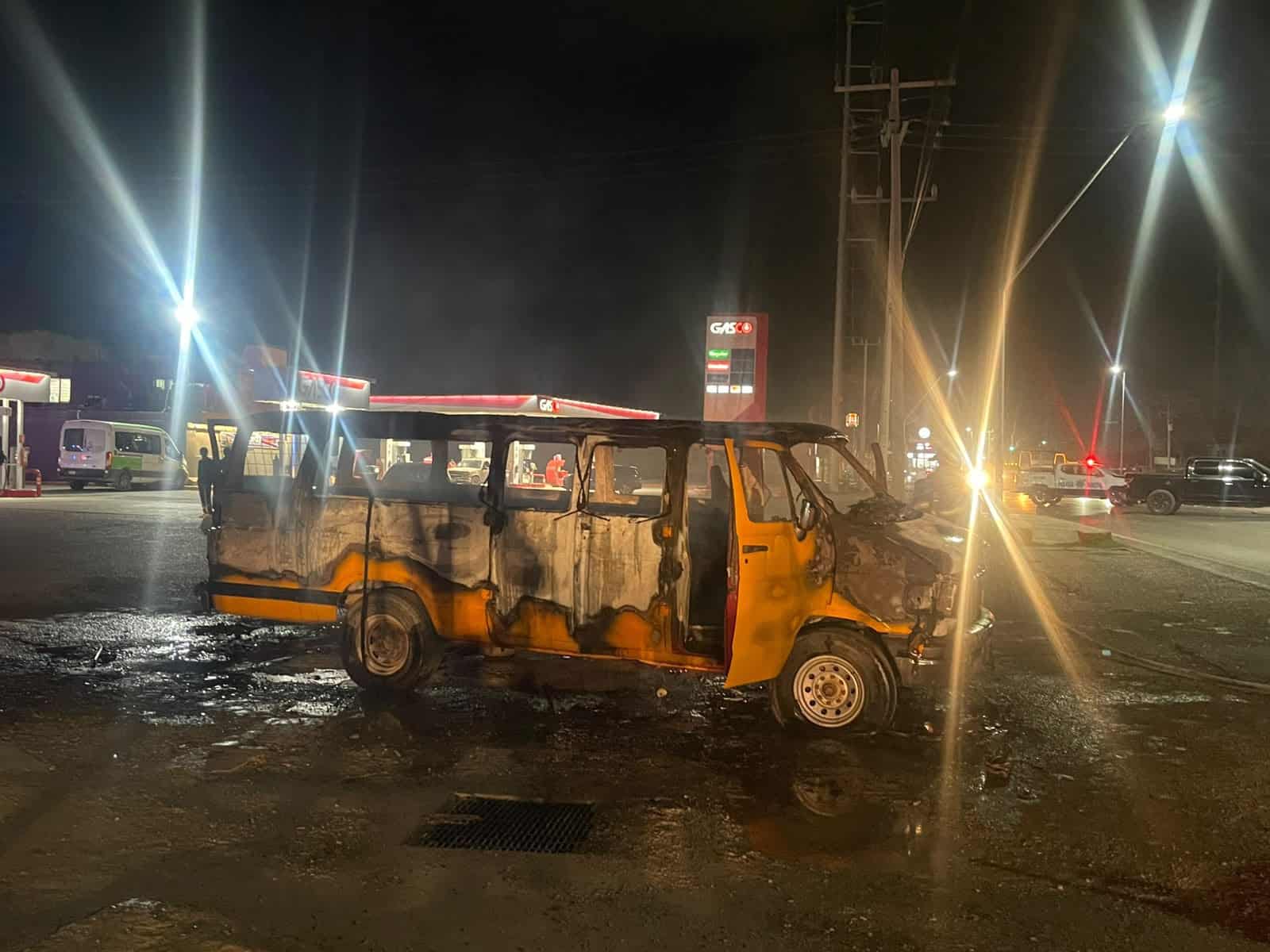Camioneta RAM 1994 es consumida por el fuego tras presunta falla eléctrica.