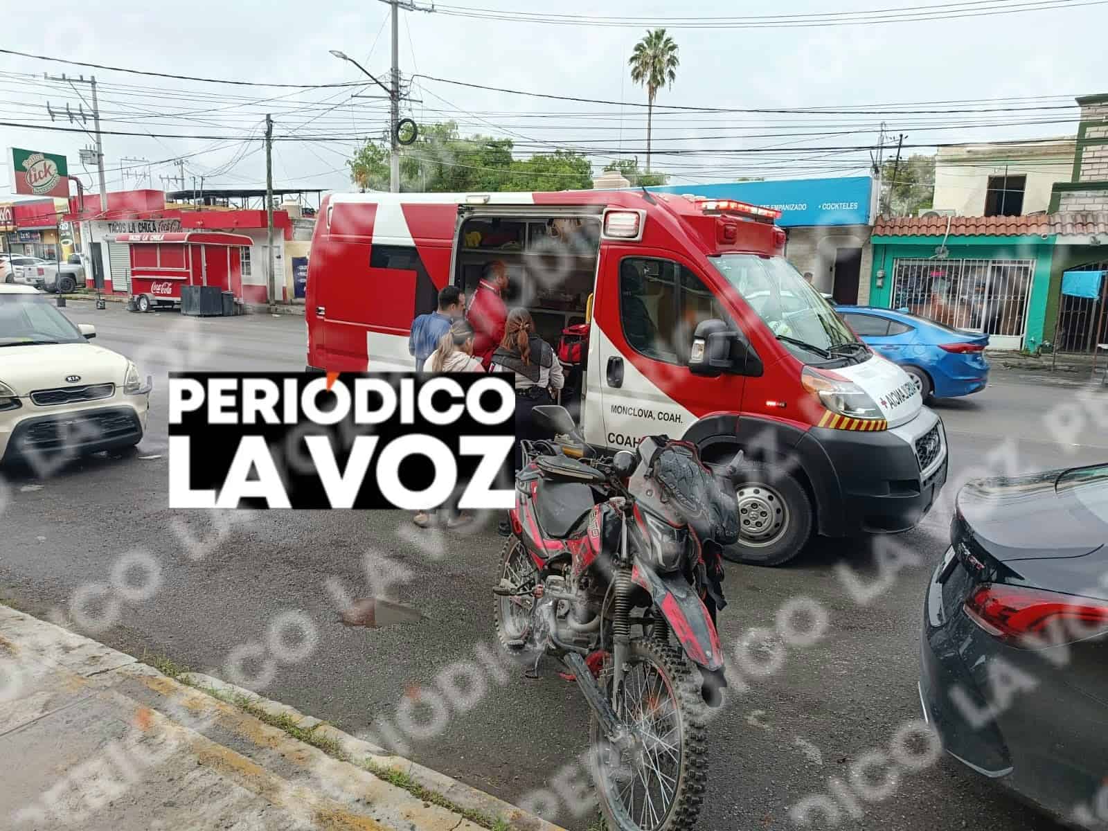 Se le mete a motociclista y lo tumba