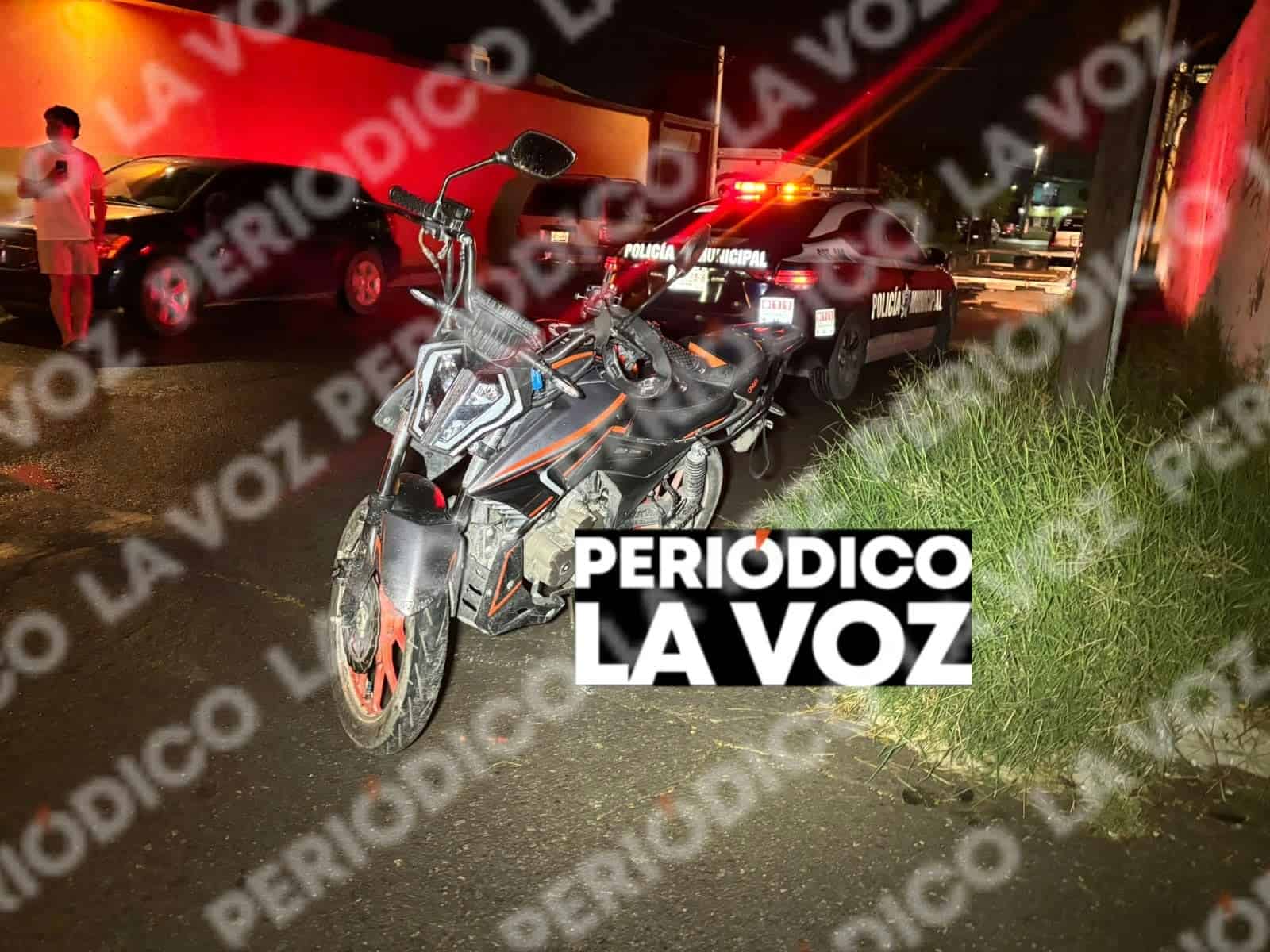 Ignora alto y manda a motociclista al hospital