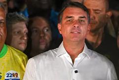 Flávio Bolsonaro se autoproclama presidente tras elecciones en Brasil Flávio Bolsonaro se autoproclama presidente tras elecciones en Brasil