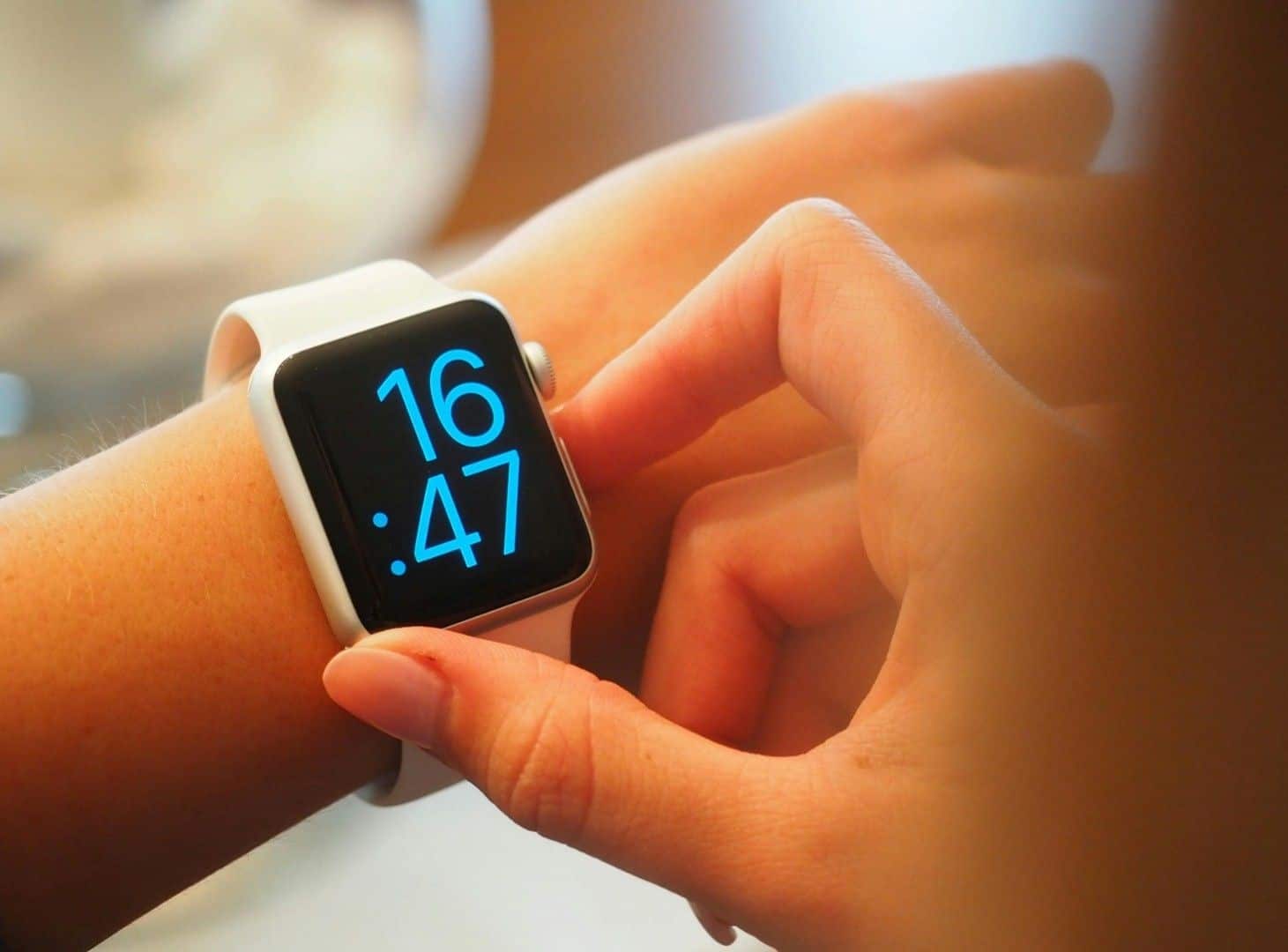 Atrasarán relojes una hora a partir de este domingo Atrasarán relojes una hora a partir de este domingo