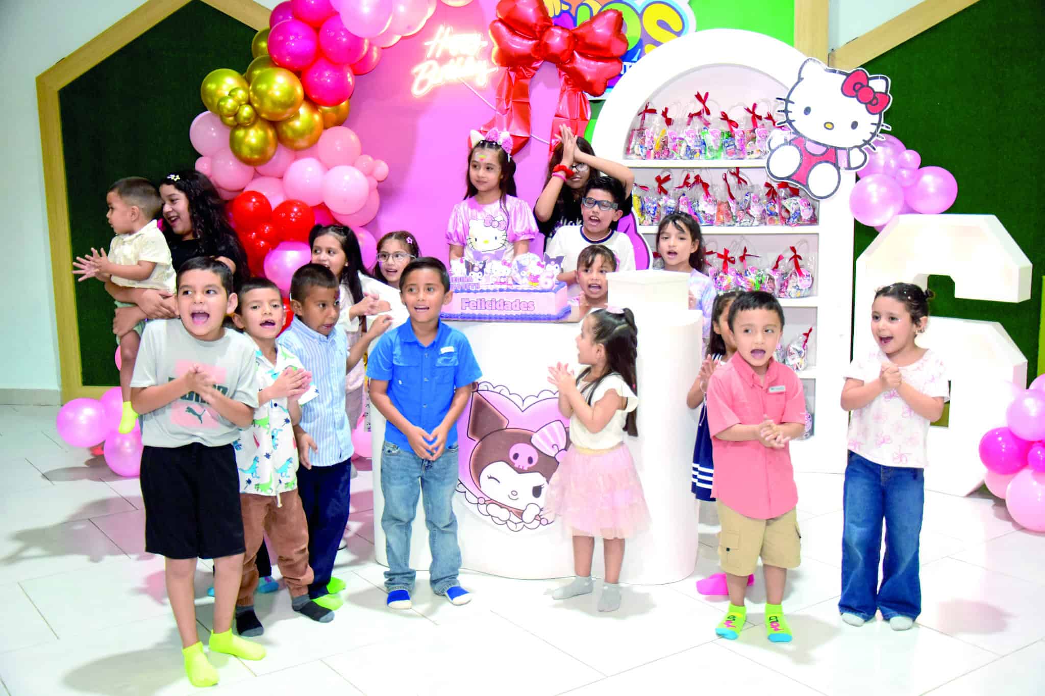 Familia festeja a Regina Mart&iacute;nez en su cumplea&ntilde;os n&uacute;mero seis