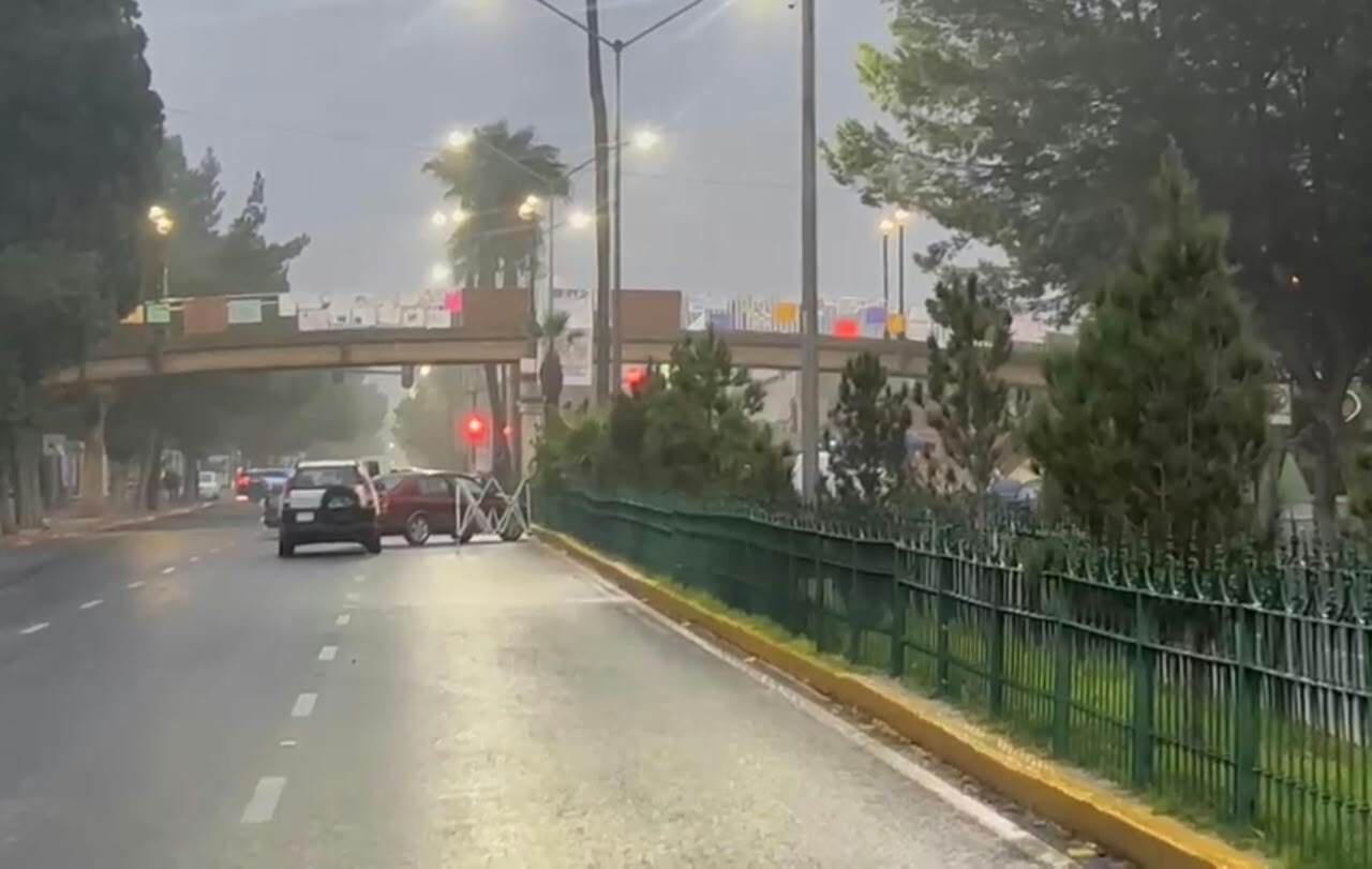 Estudiantes del Instituto Tecnol&oacute;gico de Saltillo mantienen plant&oacute;n en el bulevar