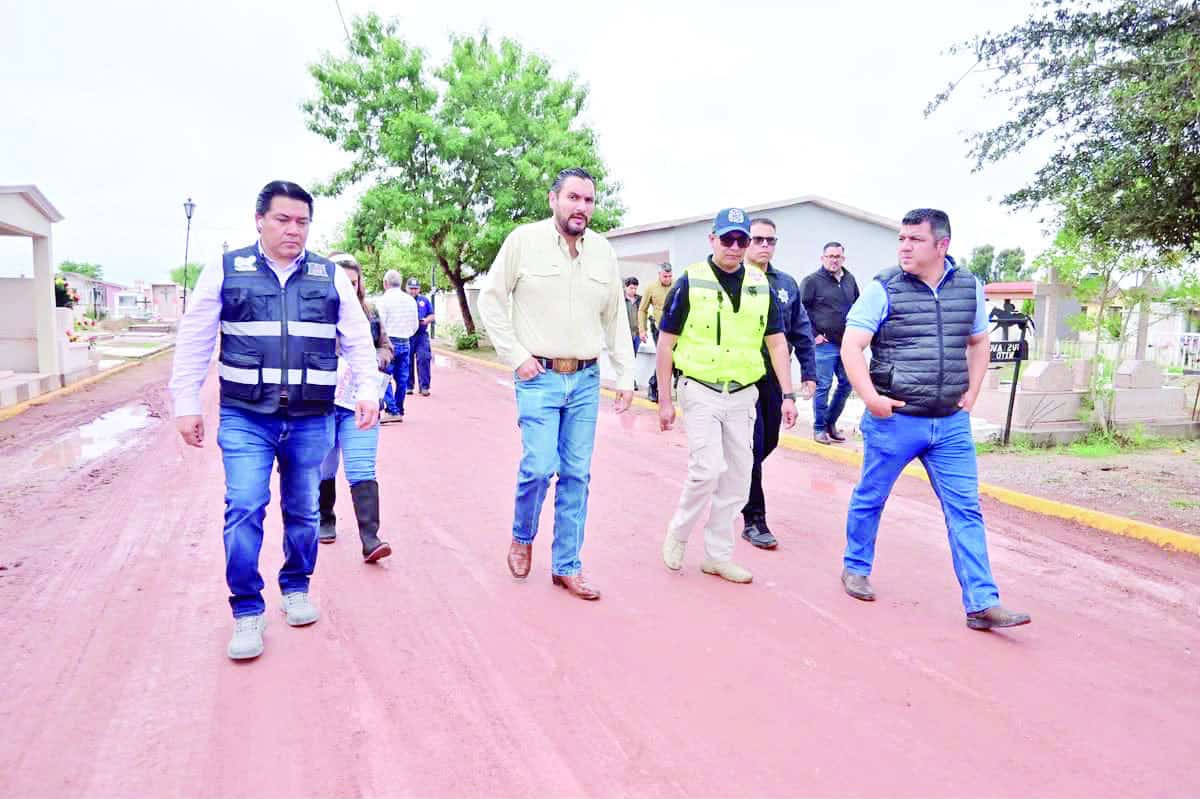 Carlos Villarreal supervisa panteones para el Día de Muertos en Monclova Carlos Villarreal supervisa panteones para el Día de Muertos en Monclova
