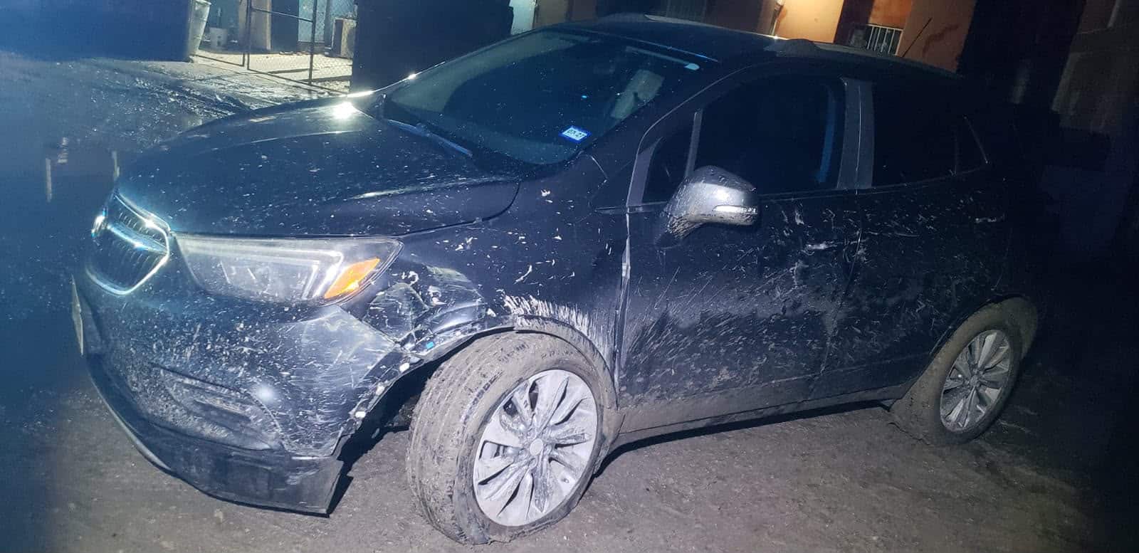 La camioneta Buick Encore fue localizada sin conductor tras impactarse contra una luminaria municipal.