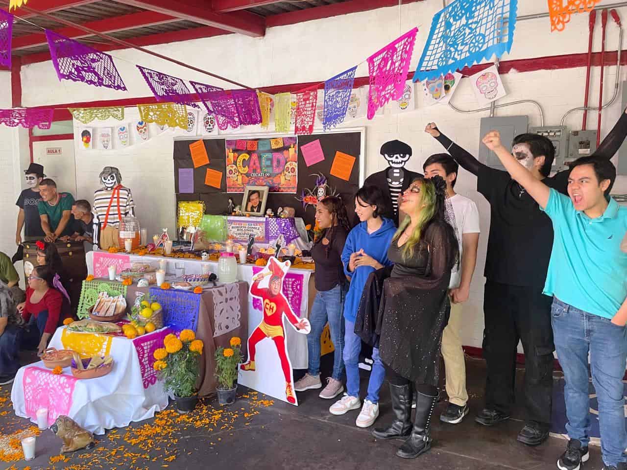 Estudiantes del CAED rinden homenaje a Chespirito en altar de muertos Estudiantes del CAED rinden homenaje a Chespirito en altar de muertos