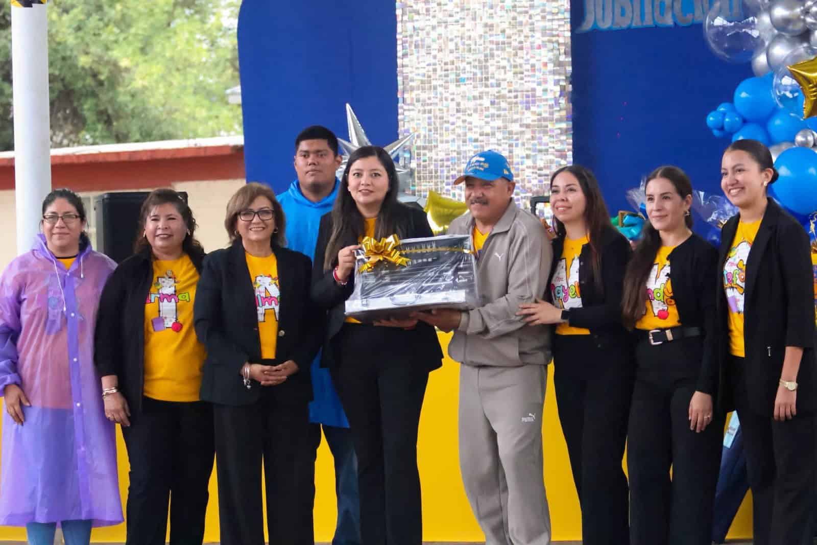 Despiden con emotivo reconocimiento a maestro de educaci&oacute;n f&iacute;sica tras 36 a&ntilde;os de servicio
