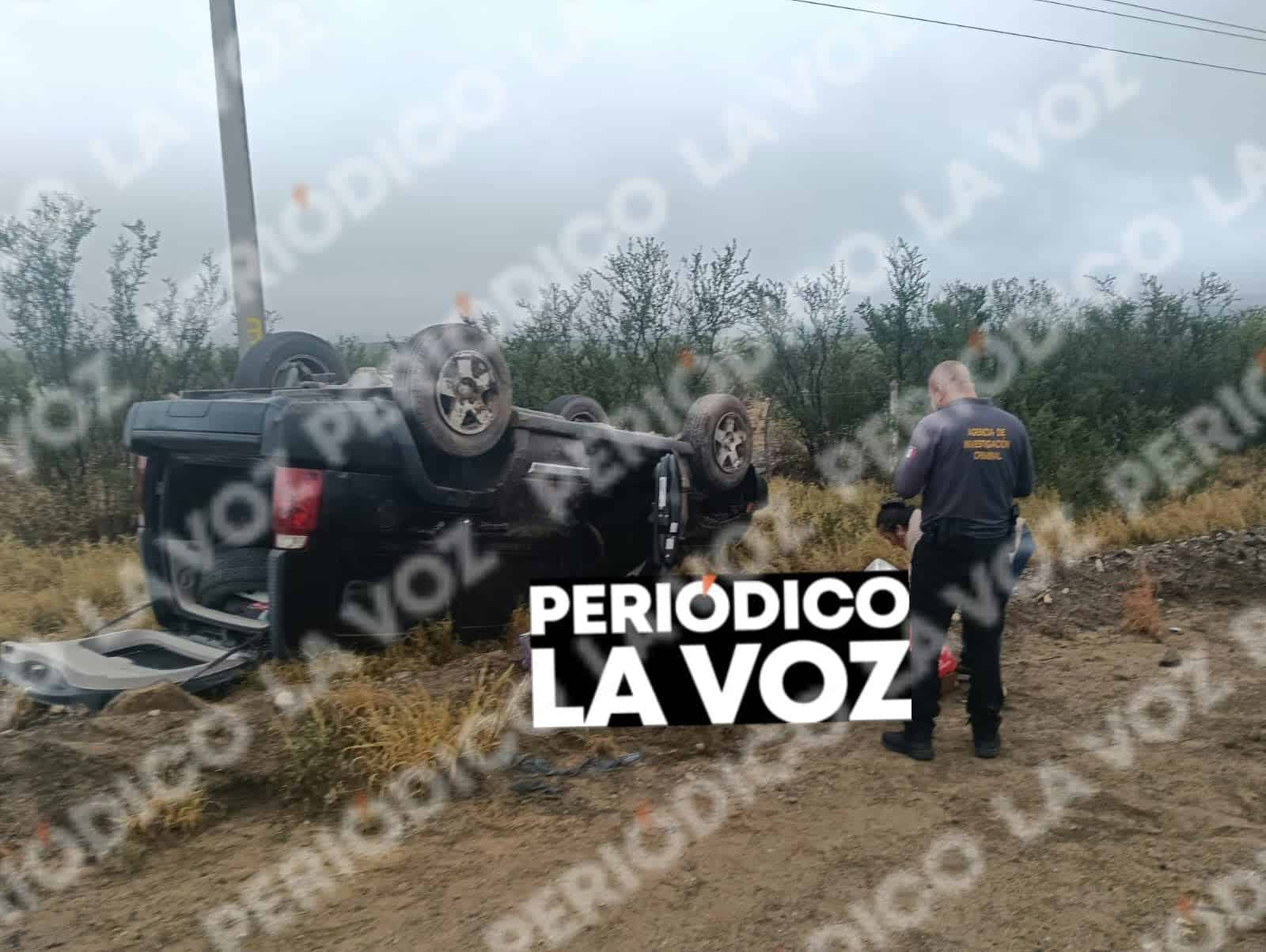 La camioneta Jeep Commander terminó volcada a un costado de la carretera federal 57, en el municipio de Sabinas.